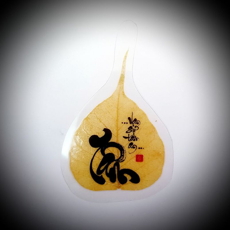 Lá bồ đề - chữ Tâm- In sắc nét, ép nhựa, có tặng kèm phong bao lì xì