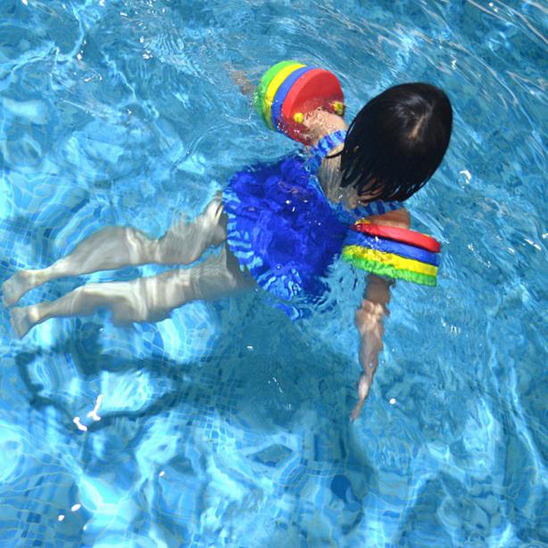 Phao đeo cánh tay dùng tập bơi cho bé