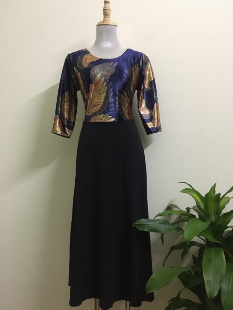 Đầm nhung xoè phối chân trung niên