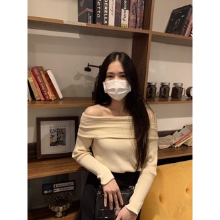 Áo trễ vai len mỏng