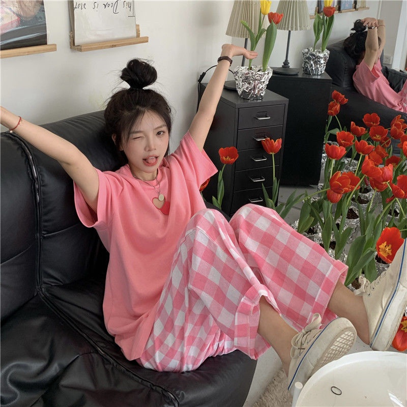 Set đồ COZOKC gồm áo thun dáng rộng in họa tiết và quần sọc caro thời trang