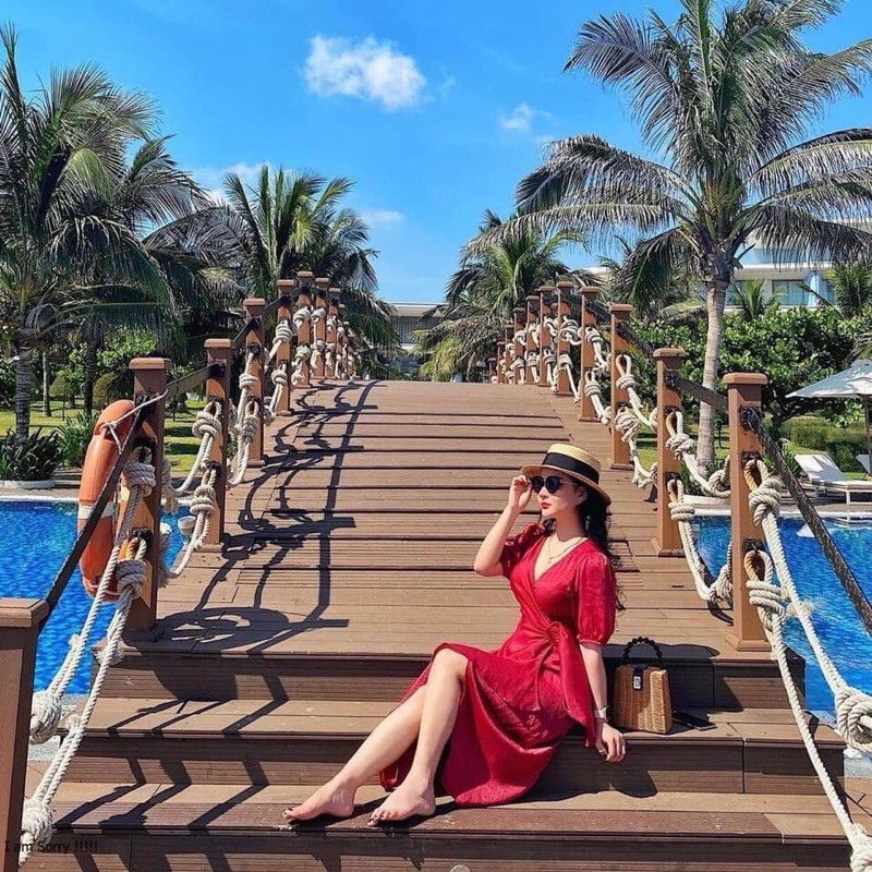 Váy maxi lụa xẻ đùi đỏ