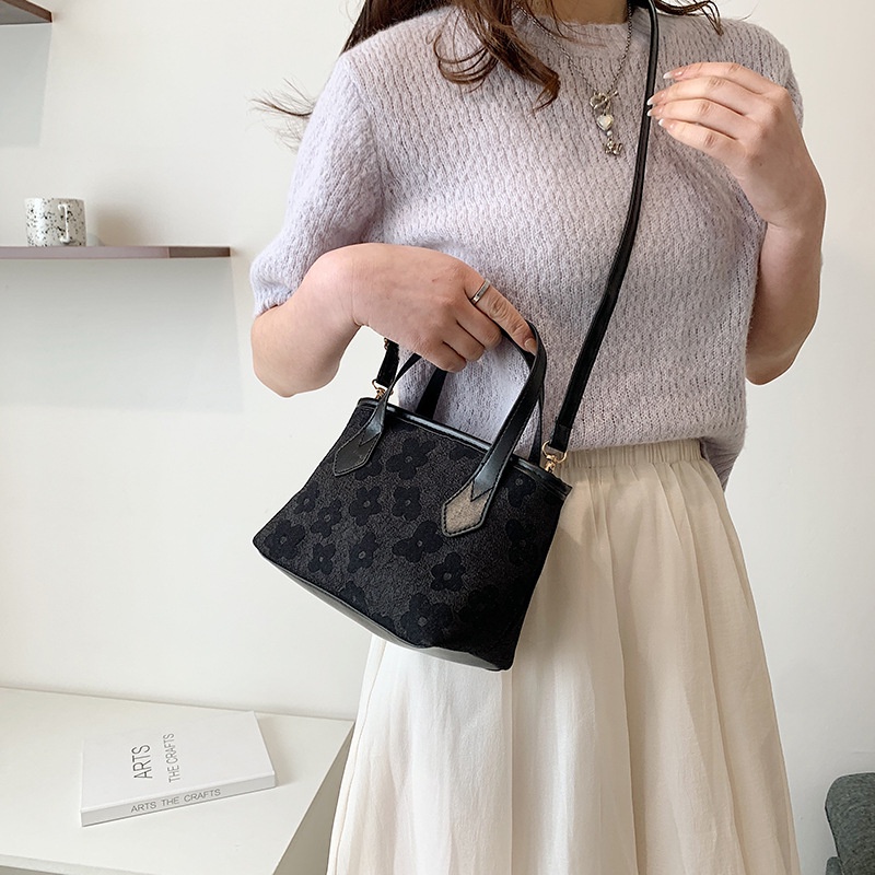 Túi Đeo Vai Hình Vuông Cỡ Nhỏ Thiết Kế Đơn Giản Phong Cách Mới Mùa Xuân 2022 Cho Nữ