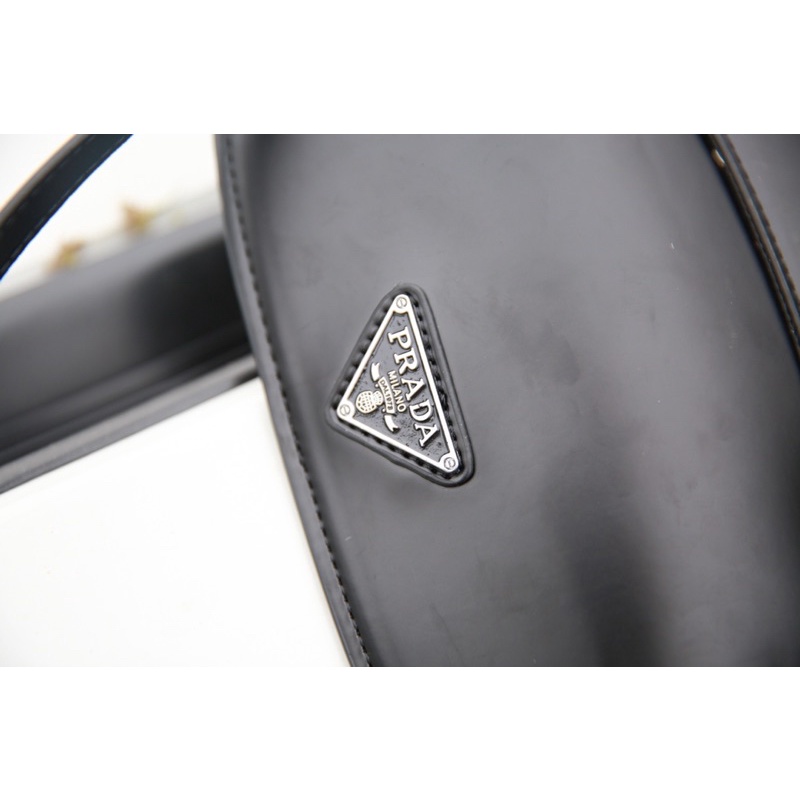 Túi kẹp nách cloe prada
