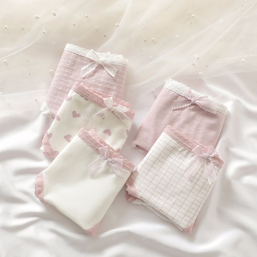 Quần lót lưng vừa bằng vải ren thoáng khi in họa tiết kẻ sọc và trái tim đính nơ gợi cảm dành cho nữ