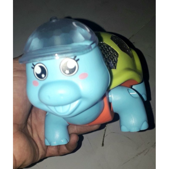 Một mô hình chú Rùa đi dạo bằng nhựa chạy pin có nhạc và đèn led rất đẹp _ tặng kèm pin kích thước 18x16x10 cm