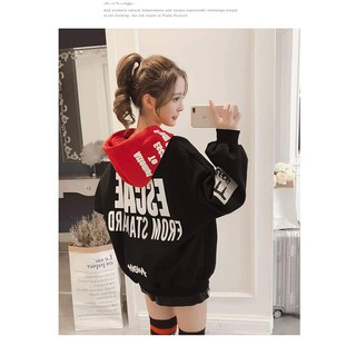 Áo hoodie in chữ sau lưng