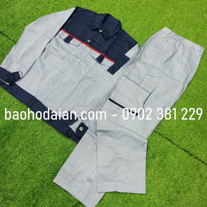 Quần áo bảo hộ lao động vải kaki 31 túi hộp ghi phối tím than lề đỏ - M14