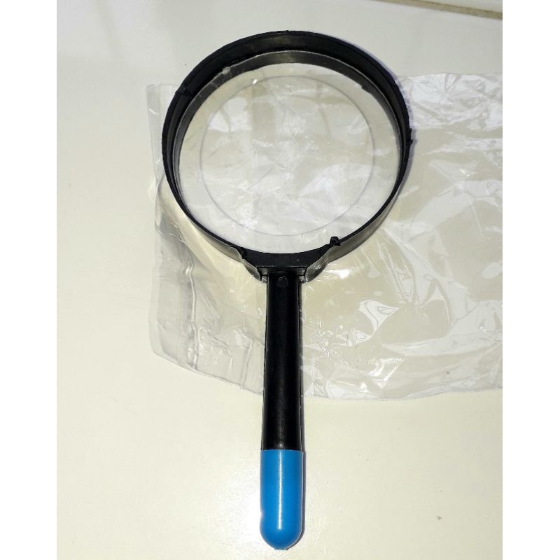 Mô hình một chiếc kính lúp loại lớn bằng nhựa 2 trong 1