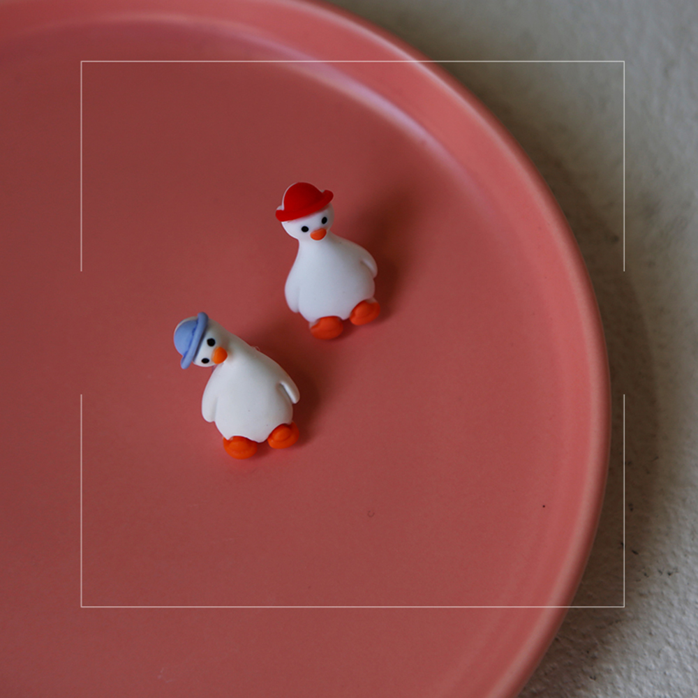 Khuyên Tai Nhựa Hình Chú Vịt Dễ Thương