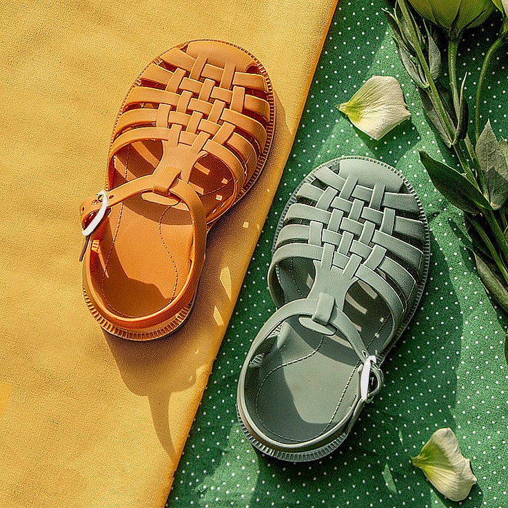 Giày sandal đế phẳng mặt rỗng có khóa gài màu trơn thời trang mùa hè dành cho bé trai và bé gái