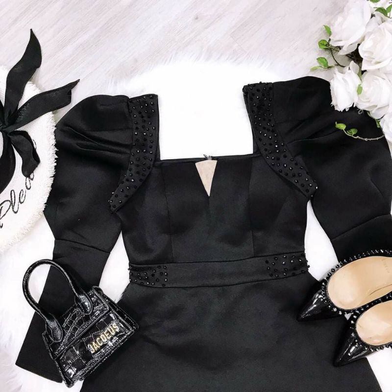 Đầm cổ vuông đính đá kèm hình thât