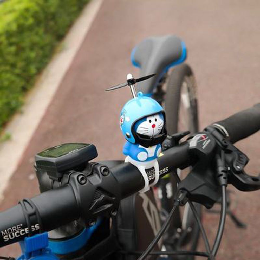 Đồ chơi doraemon đội nón bảo hiểm dễ thương kèm dây gắn tay lái xe đạp