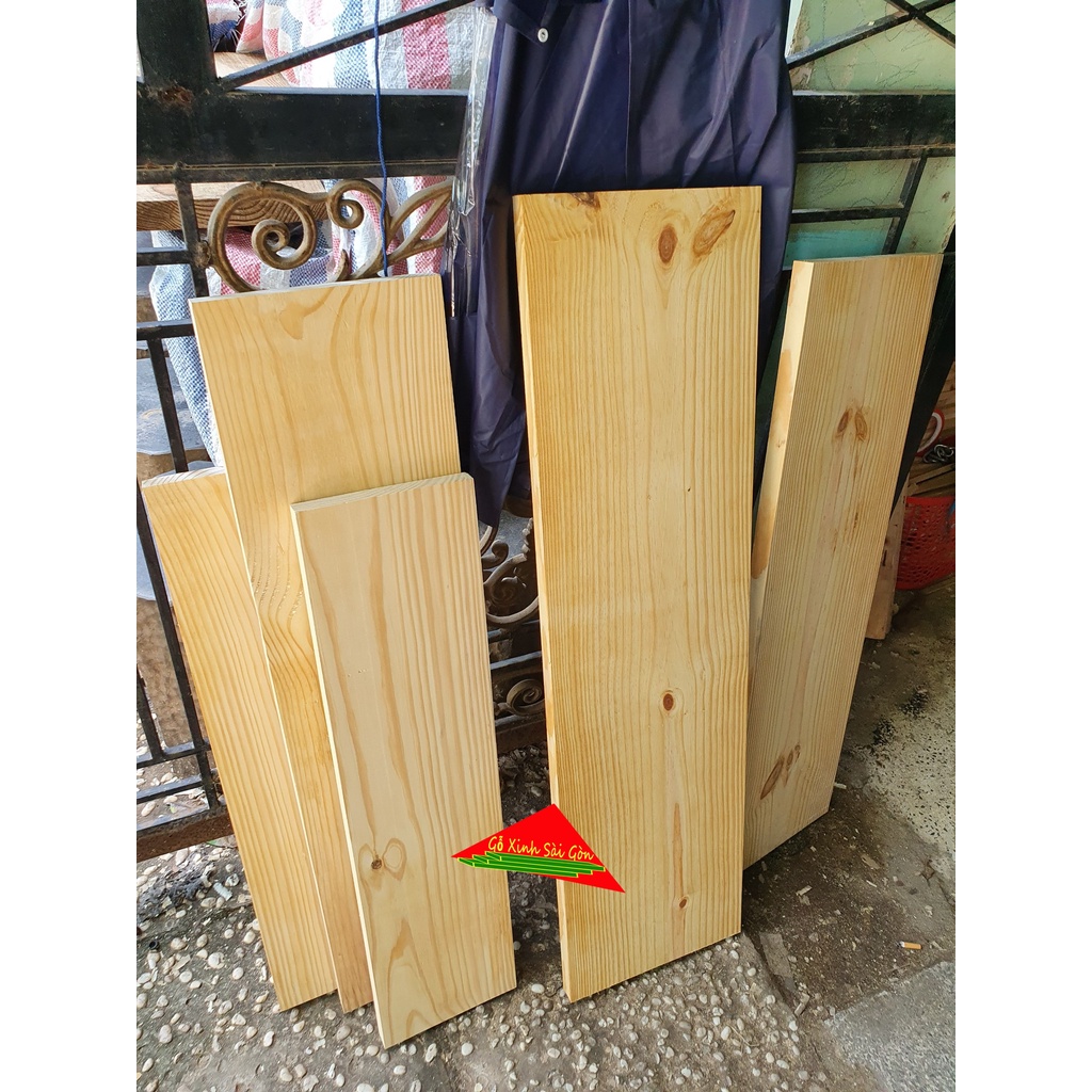 Tấm gỗ thông dày 3cm, rộng 24cm, dài 1m dùng làm kệ âm tường, xích đu, bậc cầu thang, trang trí, làm mặt bàn,mặt ghế