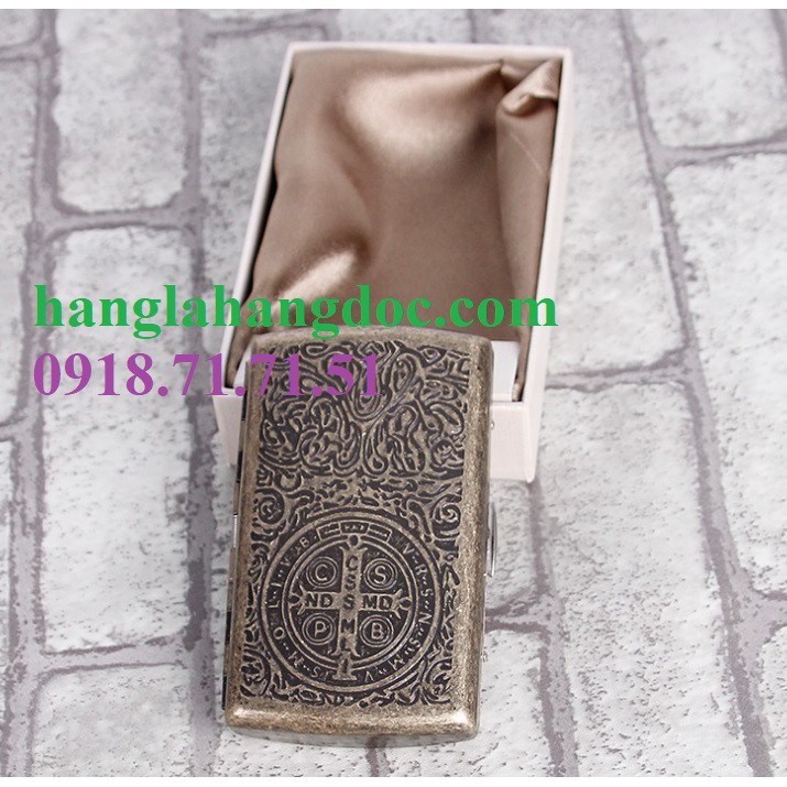 Hộp thuốc lá bằng kim loại thiết kế nhỏ gọn, với phong cách vintage độc đáo