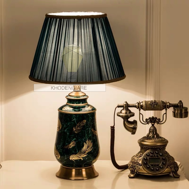 Đèn bàn gốm xanh ngọc bích hoạ tiết lông vũ LUX-2218