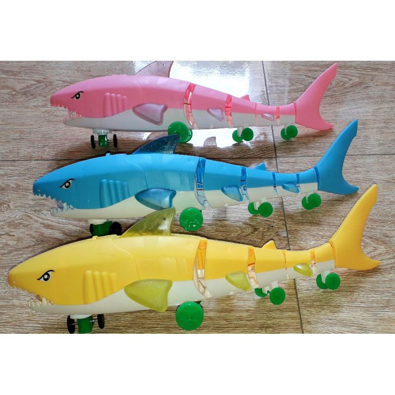 Một Cá_Mập mô hình bằng nhựa dài 32 cm chạy pin có nhạc và đèn Led rất đep_tặng kèm pin