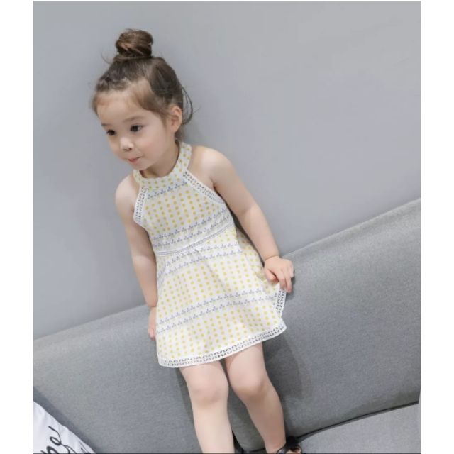 Váy cổ yếm bé gái