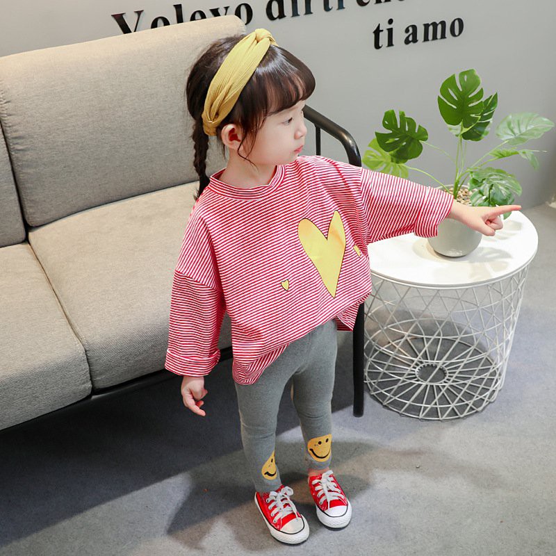 Bộ áo thun cổ tròn tay dài họa tiết sọc ngang in hình trái tim và câu chữ kèm quần dài màu trơn dành cho bé gái