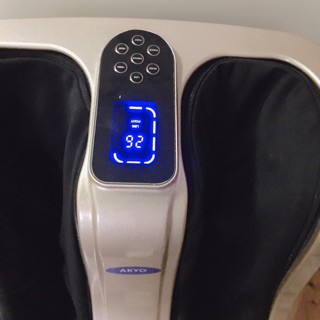 Máy massage chân AKYO  có chế độ làm ấm bàn chân bảo hành 2 năm