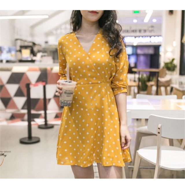 Váy vàng chấm bi