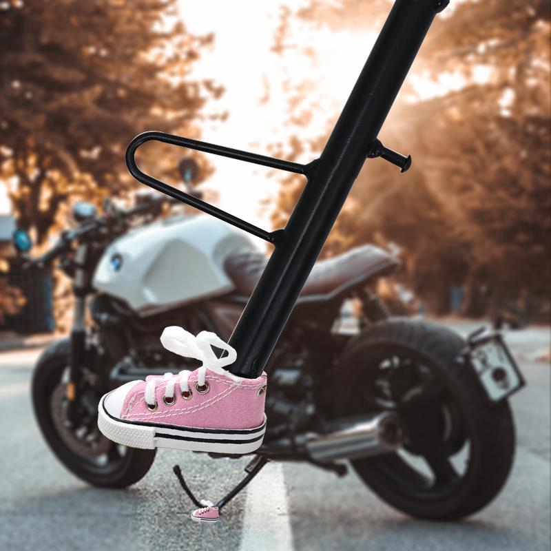 Móc khóa hình giày sneaker mini vải canvas tích hợp công dụng đệm lót chân chống xe đạp và xe máy