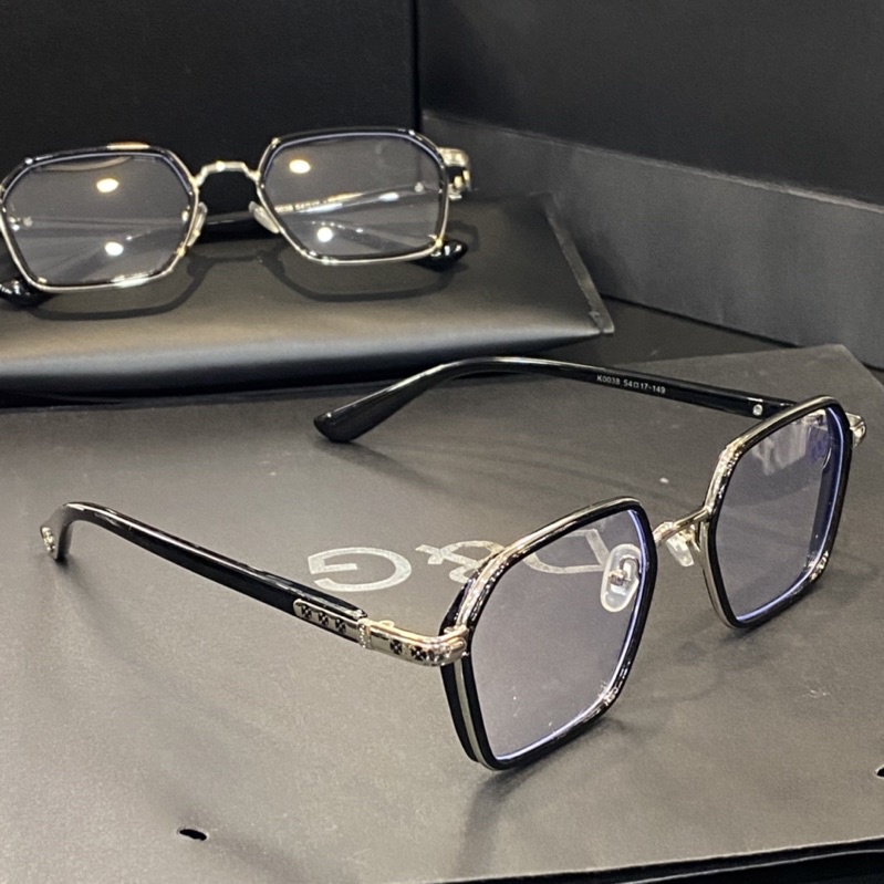 Kính Chrome Heart gọng vuông cao cấp phù hợp cho cả nam và nữ,kiểu dáng sang trọng,hiện đại.Gọng kính xu hướng của năm