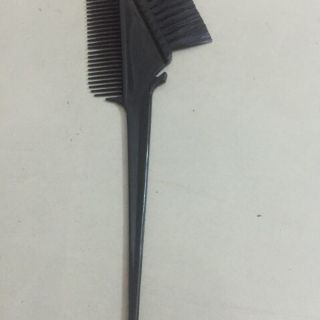 Cọ nhuộm và chén đựng thuốc