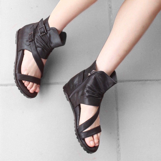 Giày sandals chiến binh dành cho những cô nàng cá tính, sành điệu. Size 39, mình mới mua chưa đeo lần nào.