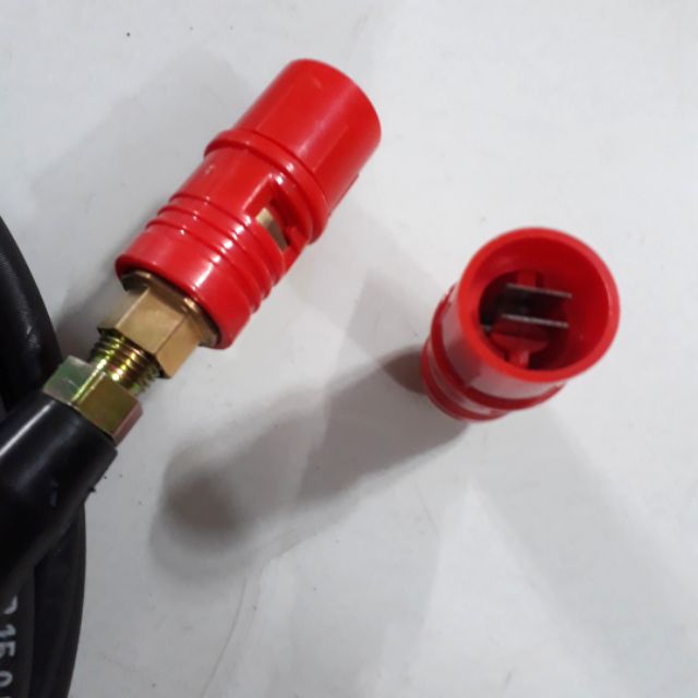 Đầu vòi xịt rửa có chỉnh siêu áp của máy rửa xe công suất lớn.