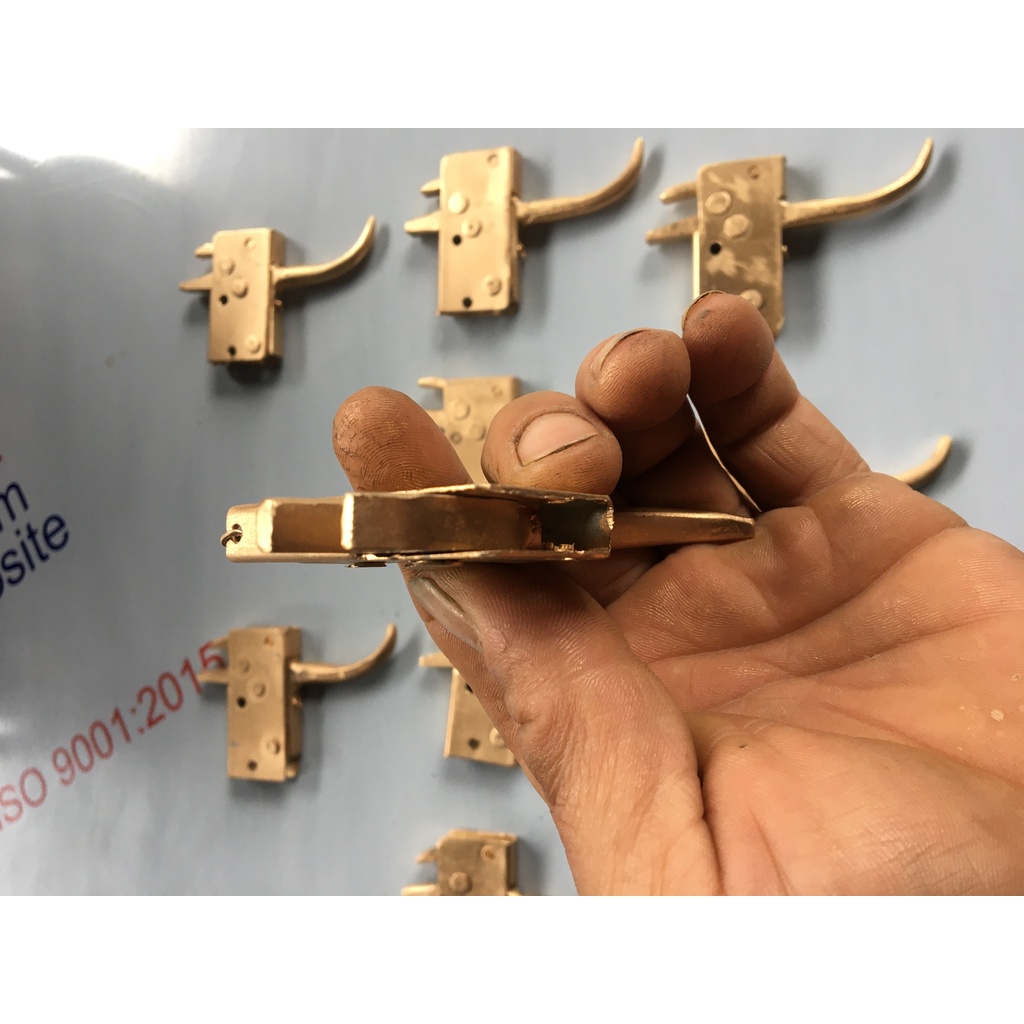 Giữ dây ná - cò ná -  cò nỏ - bộ phận tay bóp nỏ