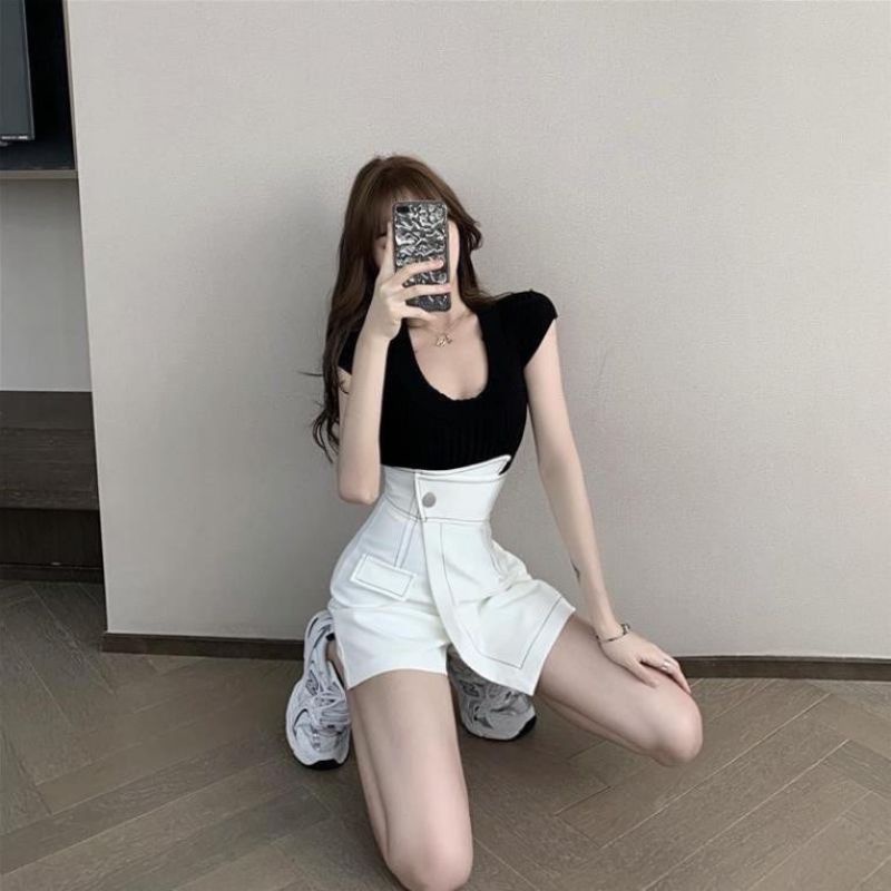 Quần short cạp cao viền chỉ nổi cá tính