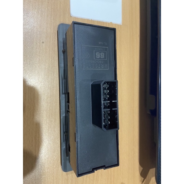 Công tắc lên xuống kính tổng Mitsubishi V31 V32 (MR753375)