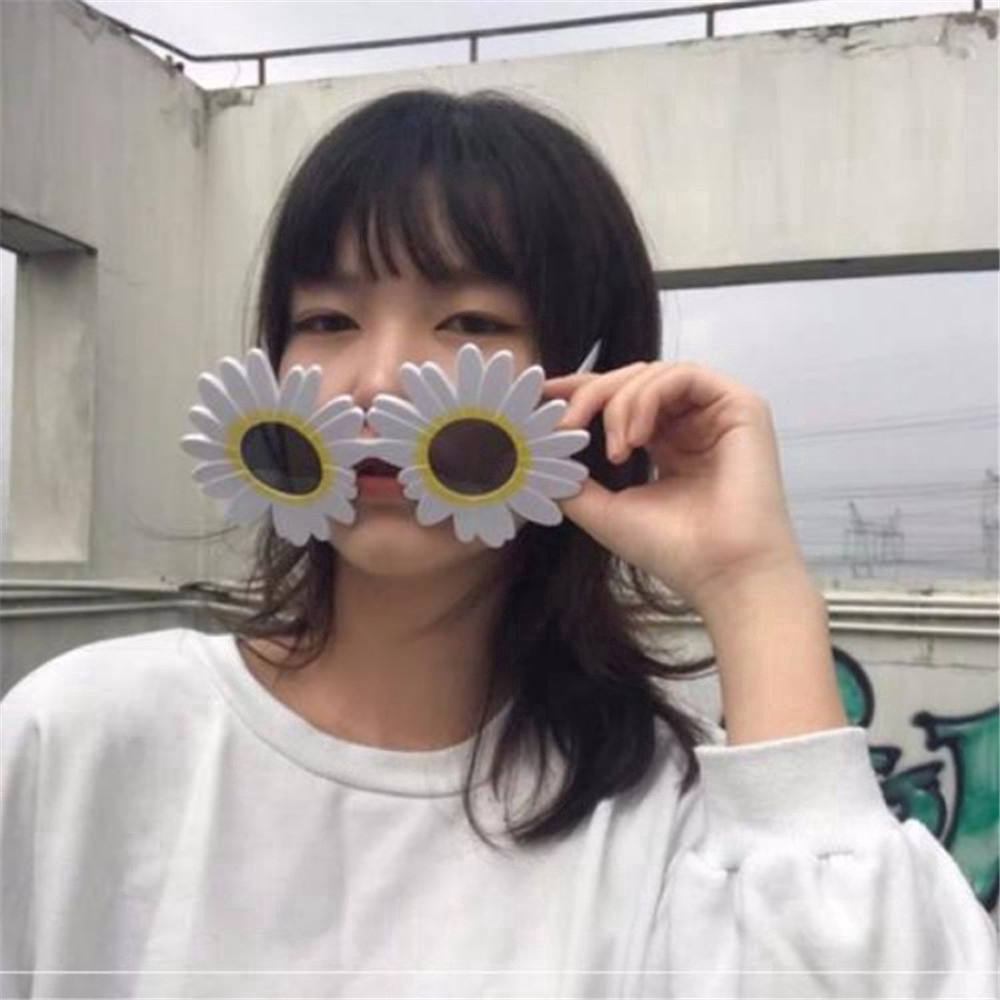 [Mã FAMAYFA giảm 10K đơn 50K] Kính mát gọng hình hoa cúc vui nhộn cho nữ | BigBuy360 - bigbuy360.vn