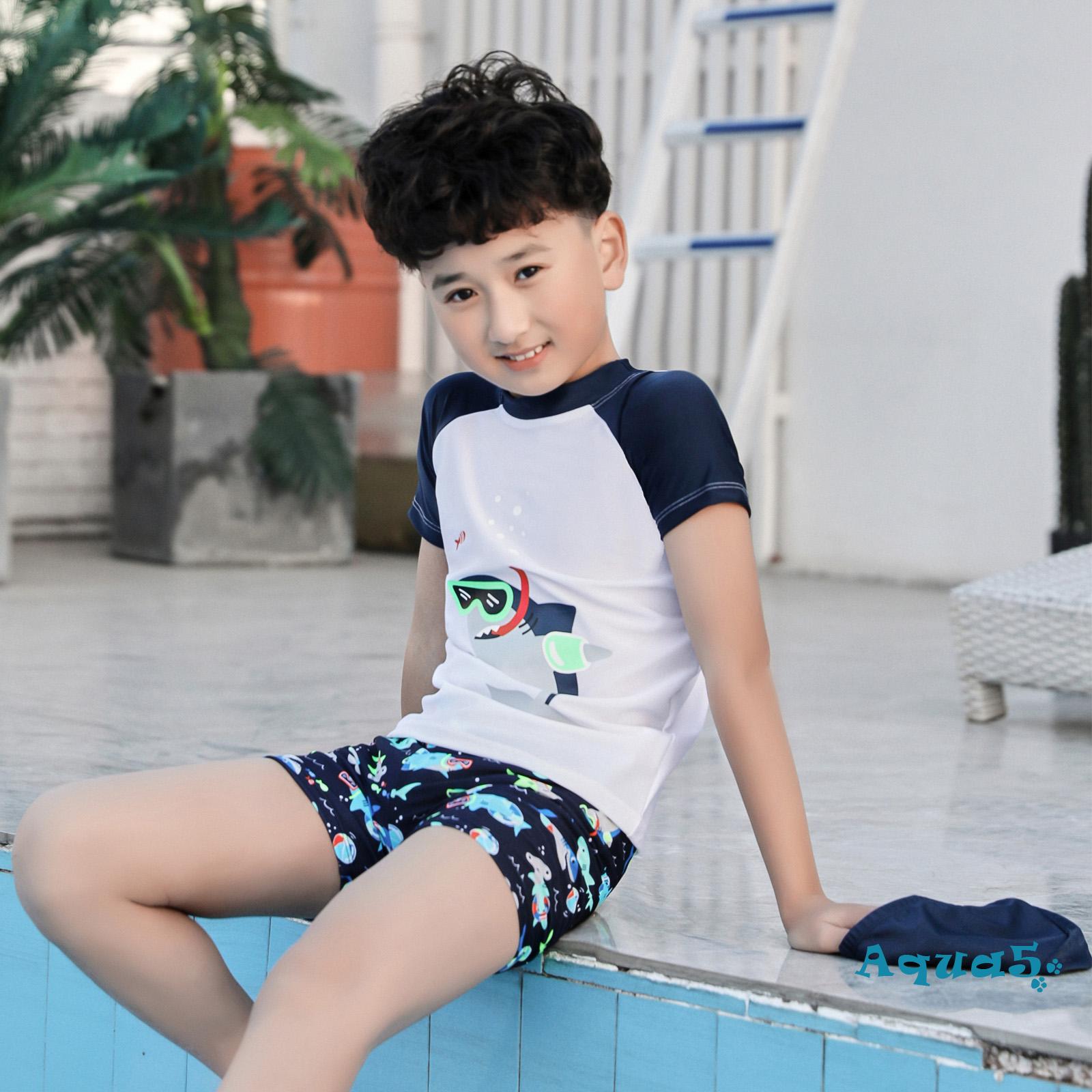 Set Đồ Bơi Áo Thun Tay Ngắn + Quần Short + Nón In Hình Dễ Thương Cho Bé Trai