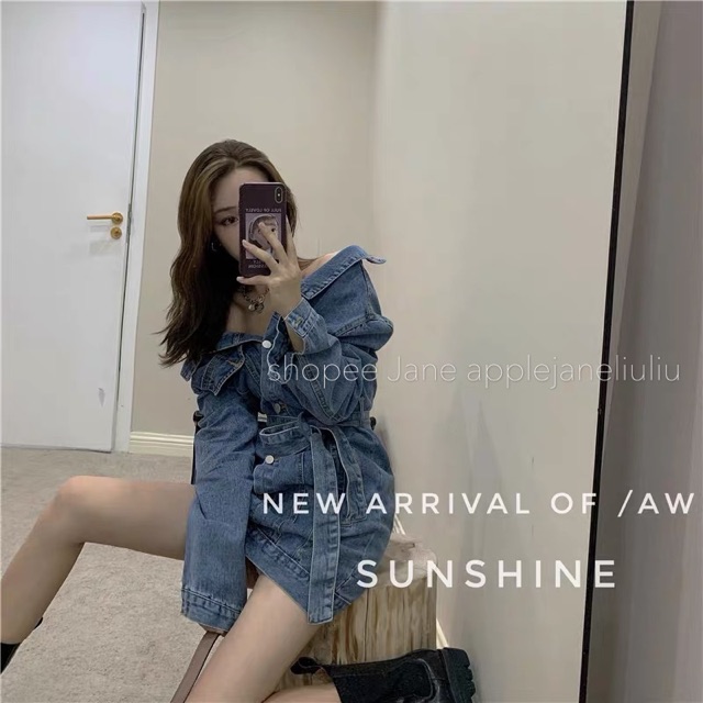 JANE Đầm ngắn jean Denim trễ vai phối thắt lưng J0096