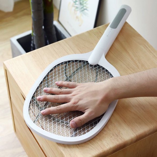 Vợt muỗi thông minh kiêm đèn bắt muỗi  mẫu mới có đế sạc tiện dụng.