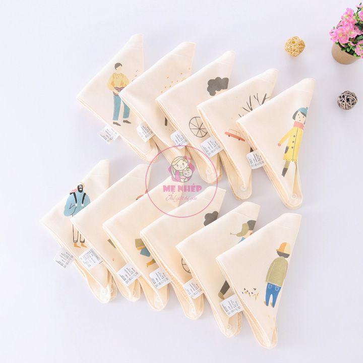 Khăn yếm tam giác giữ ấm cổ siêu mềm mịn, dày dặn, cúc bấm phía sau tiện lợi, có họa tiết tình cảm gia đình đáng yêu | BigBuy360 - bigbuy360.vn