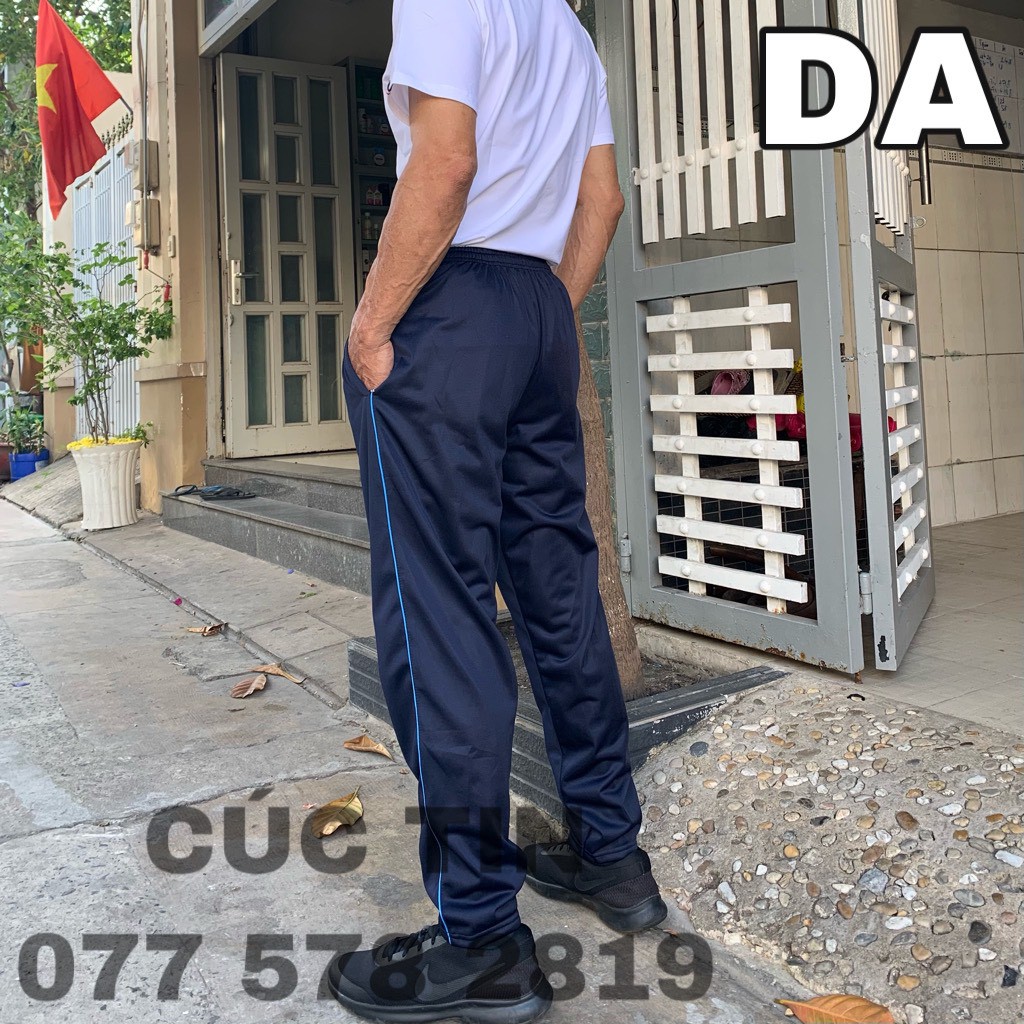 QUẦN THỂ THAO DÀI, 1 SỌC, CÓ 2 TÚI KHÓA KÉO. CÚC TIN.