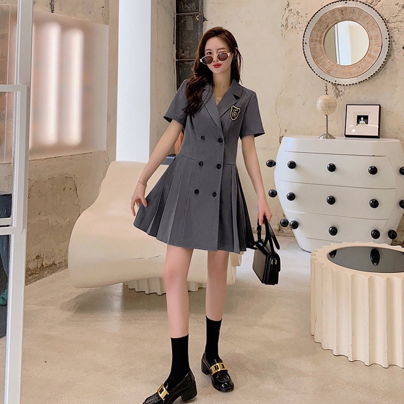 Váy cổ vest thêu logo