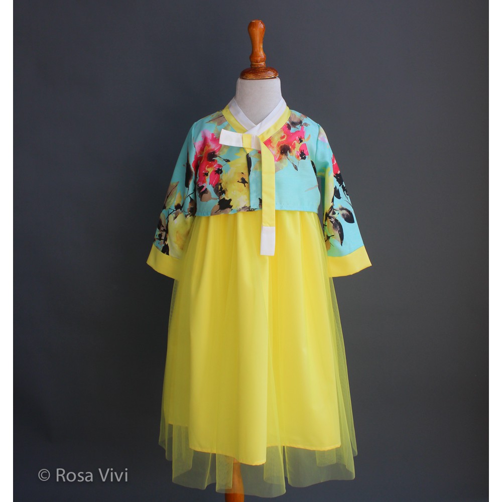 Đầm Hanbok thiết kế kèm áo khoác cho bé gái