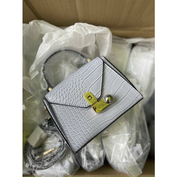 TÚI CROSSBODY BAG WITH TRIANGEL LOCK