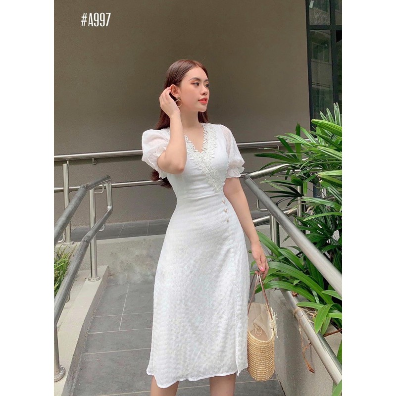 Đầm trắng cổ V viền hoa xẻ tà đính 3 nút | BigBuy360 - bigbuy360.vn