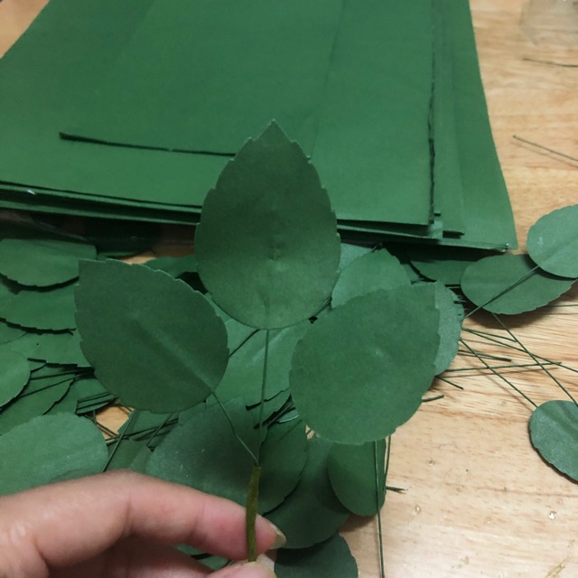 Set lá hoa hồng bằng giấy cắt sẵn