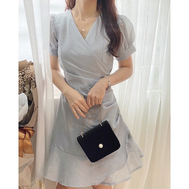 Đầm voan đính ngọc một bên cổ đắp đuôi bèo trắng/đen/xanh/nude | BigBuy360 - bigbuy360.vn