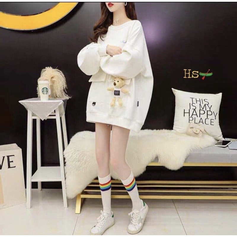 Áo Nỉ dài tay dáng rộng, mặc được thành dạng áo váy có đính kèm em gấu đáng yêu, có 2 màu đen và trắng