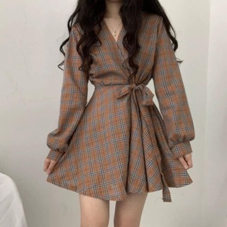 Váy xoè cổ v