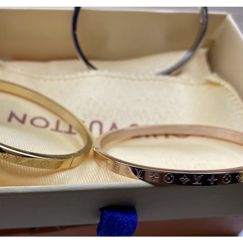 Vòng Tay Louis Vuitton Bằng Thép Titan Họa Tiết LV Monogram