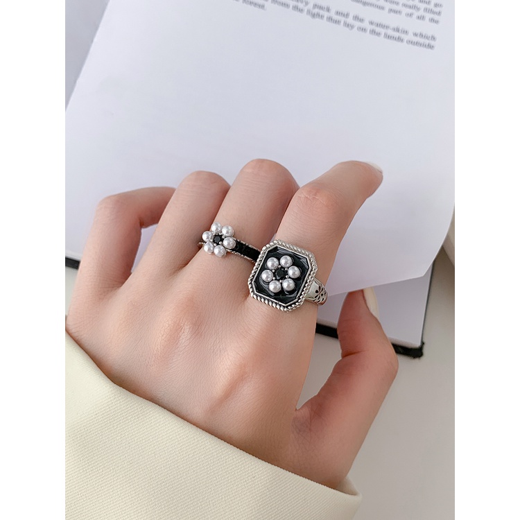 Nhẫn hở màu trắng đen hình hoa đính ngọc trai sang trọng
