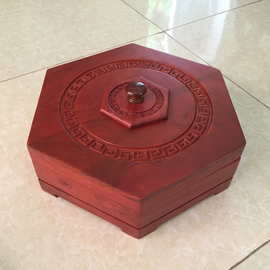1 Hộp  đựng bánh kẹo GỖ HƯƠNG ĐỎ NAM PHI chạm hoa văn - Kích thước 37x21xH10Cm